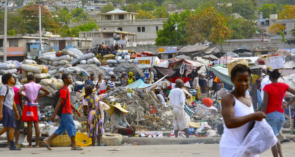 Haití, Puerto Príncipe, 2010. El Terremoto de 2010 vino a profundizar la crisis humanitaria, que luego se agravaría con un brote de cólera que costaría la vida a miles de personas