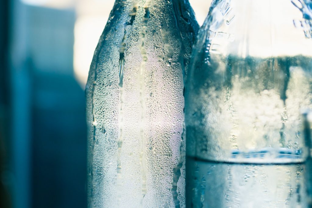 Botellas con agua. Aumenta el consumo de líquidos frío en una ola de calor